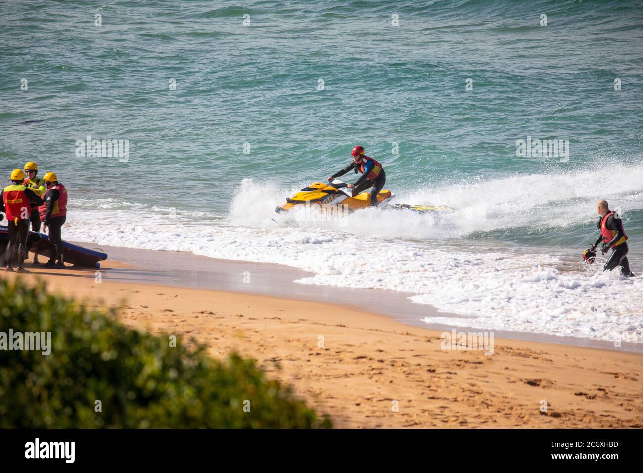 Sydney Surf-Rettungsschwimmer am Palm Beach üben Wassermanöver und trainieren auf ihrem Jet-Ski-Wasserfahrzeug, Sydney, NSW, Australien Stockfoto