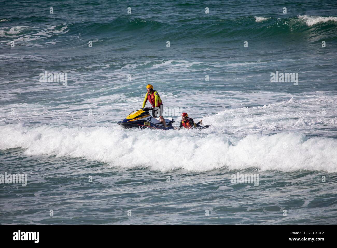 Sydney Surf-Rettungsschwimmer am Palm Beach üben Wassermanöver und trainieren auf ihrem Jet-Ski-Wasserfahrzeug, Sydney, NSW, Australien Stockfoto
