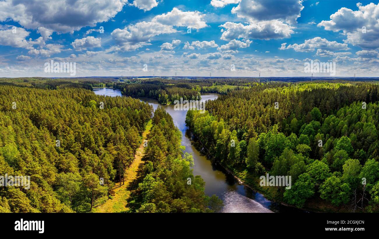 Blick aus der Vogelperspektive auf den Fluss Łyna Stockfoto