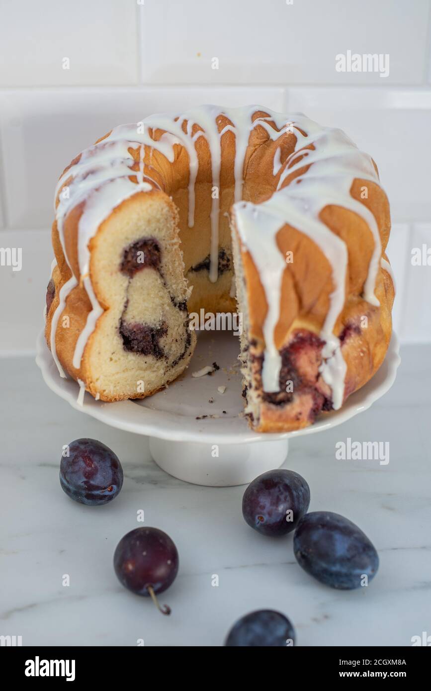 deutscher Gugelhupf Kuchen gefüllt mit Mohn und Pflaumen Stockfoto