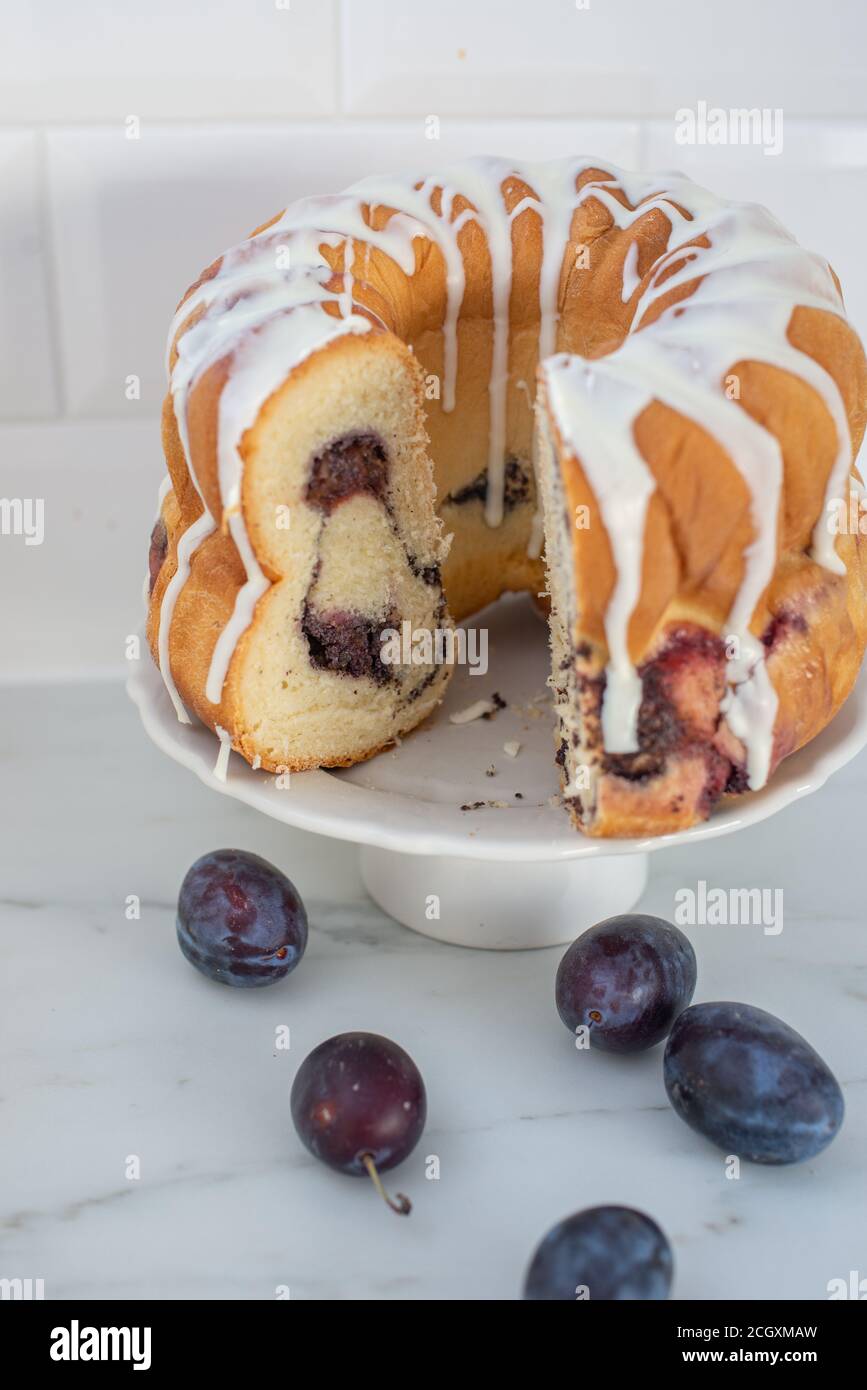 deutscher Gugelhupf Kuchen gefüllt mit Mohn und Pflaumen Stockfoto