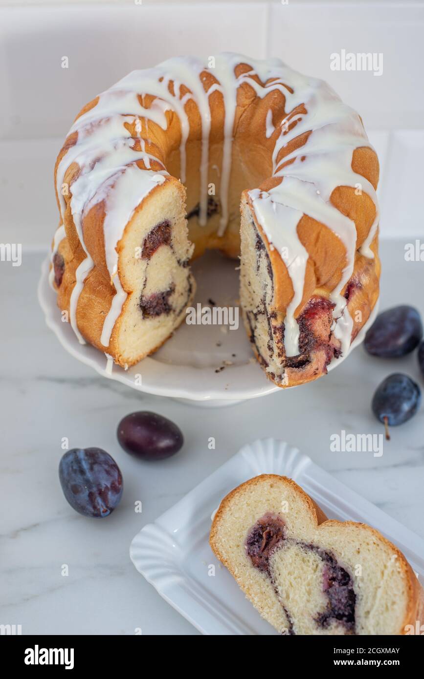 deutscher Gugelhupf Kuchen gefüllt mit Mohn und Pflaumen Stockfoto