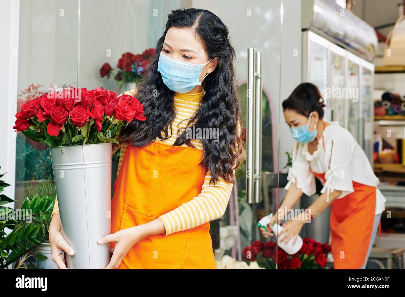 Floristin in medizinischer Maske Stockfoto