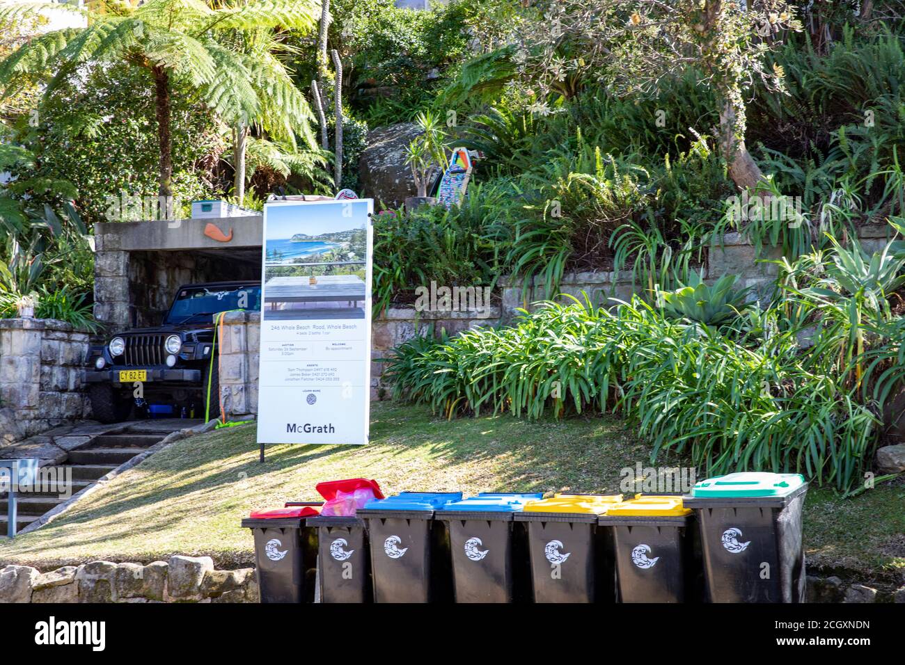 Sydney Haus zum Verkauf in Whale Beach und Müllrecycling Mülltonnen zur Abholung, Australien Stockfoto