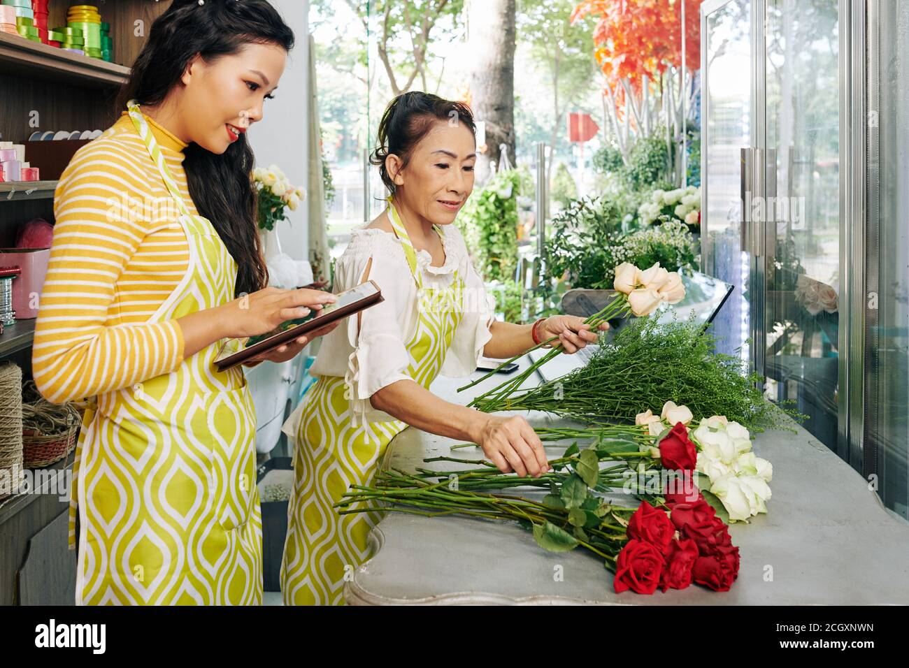 Frauen in Flower Shop arbeiten Stockfoto