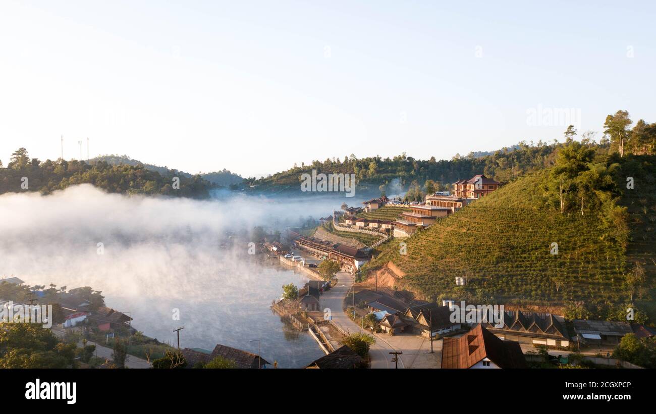 Ariel-Fotografie der nebligen Stadt Mae Hong Son, im Norden Thailands. Die Morgen sind dafür bekannt, eine Decke aus Nebel über dem Fluss zu schaffen. Stockfoto