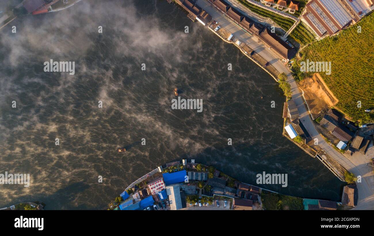 Ariel-Fotografie der nebligen Stadt Mae Hong Son, im Norden Thailands. Die Morgen sind dafür bekannt, eine Decke aus Nebel über dem Fluss zu schaffen. Stockfoto