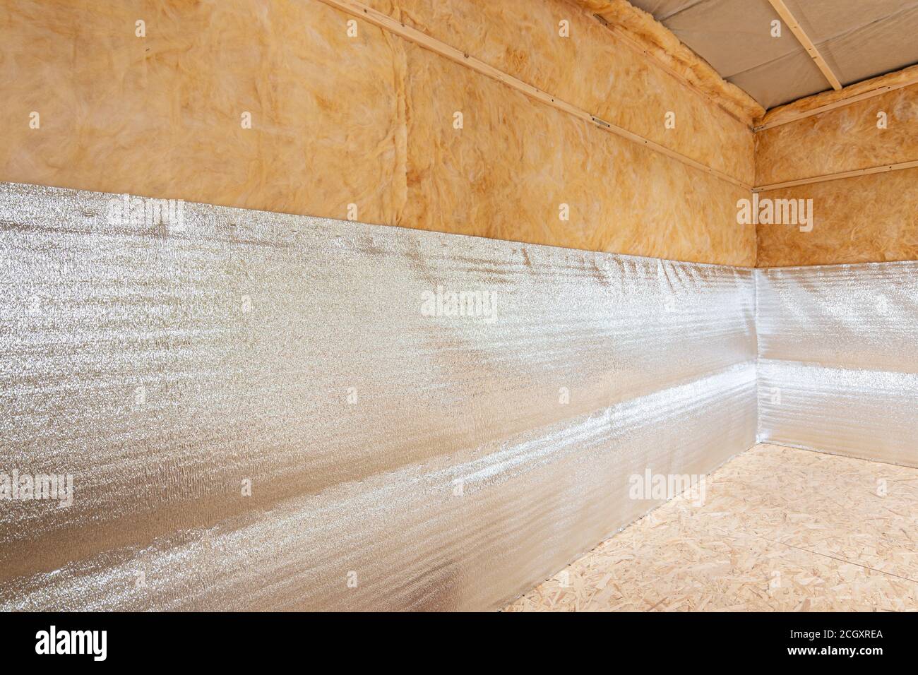 Wärmedämmung des Landhauses aus reflektierendem geschäumtem Polyethylen Laminiert mit lavsan für die Isolierung des Hauses Stockfoto