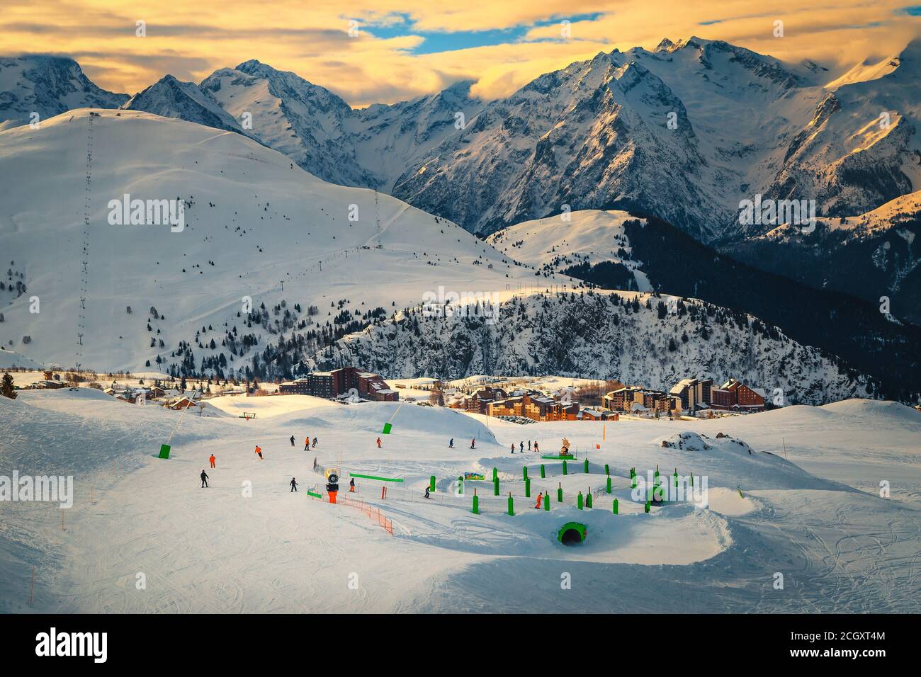 Aktive Skifahrer im Snowpark Skifahren in den Alpen. Freeride Skifahrer Skifahren im Snowpark, Alpe d'Huez, Frankreich, Europa Stockfoto