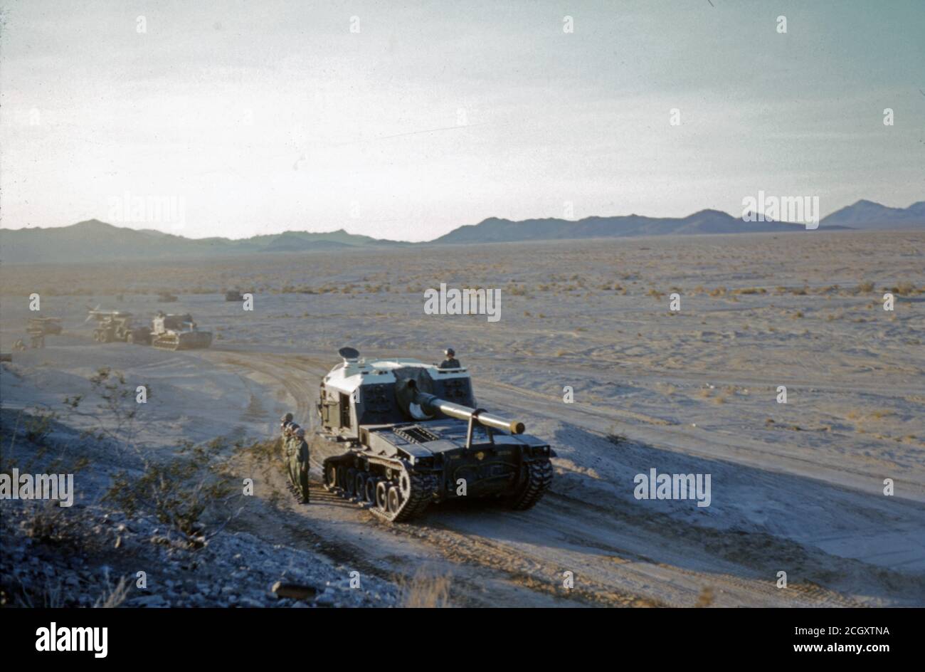 USMC United States Marine Corps Panzerhaubitze M53 155 mm / Selbstfahrende Howitzer SPH M53 6.1 Zoll - Kurzstreckenrakete / Oberfläche Zur Oberfläche Missile MGR-1 Honest John - leichtes Panzerabwehrfahrzeug / Light Armored Raupe Anti-Tank-Fahrzeug M50 Ontos Stockfoto