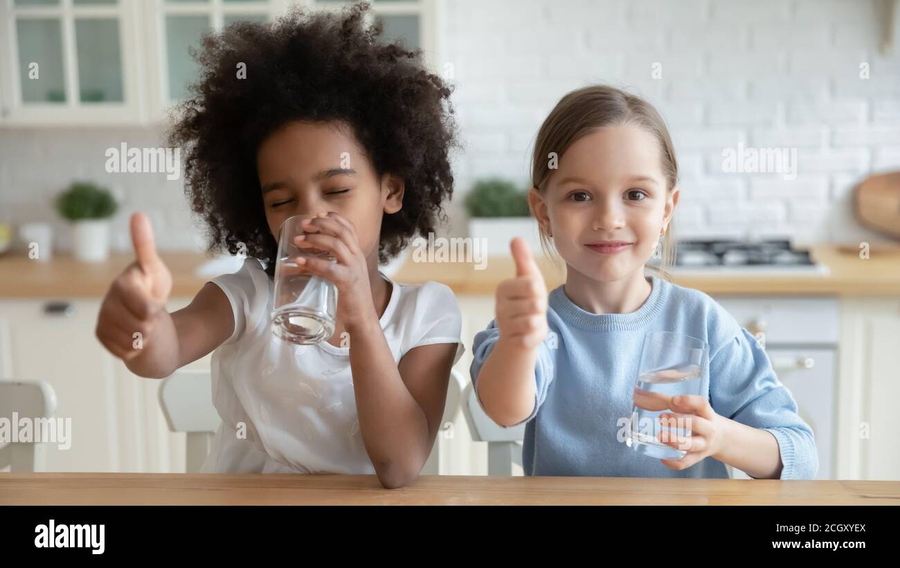 Portrait von glücklichen multirassischen Kindern, die Wasser trinken. Stockfoto