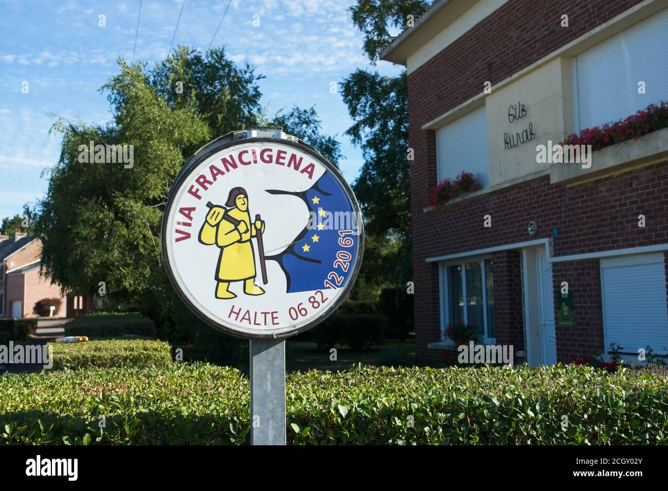 Seraucourt-Le-Grand Frankreich - 30. Juli 2020 - Markierung für Pilgerfahrt Der Via Francigena Stockfoto