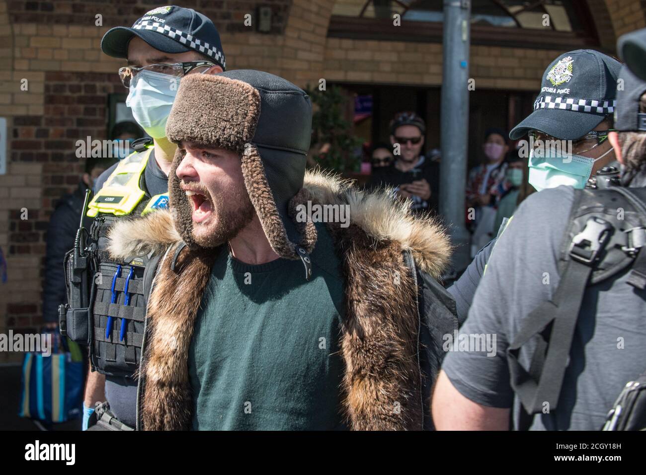 Melbourne, Australien. September 2020. Viktorianische Polizisten führen einen verhafteten Protestierenden auf den Queen Victoria Markets, wo Anti-Maske- und Anti-Lockdown-Demonstranten einen Popup-Protest geplant hatten, Melbourne Australia, fort. Kredit: Michael Currie/Alamy Live Nachrichten Stockfoto