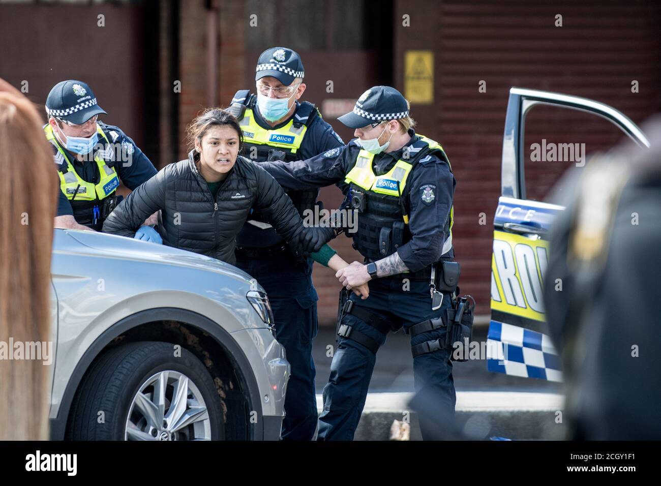 Melbourne, Australien. September 2020. Viktorianische Polizisten verhaften eine Protesterin in der Nähe der Queen Victoria Markets während eines Popup-Anti-Maske und Anti-Lockdown-Protests auf dem Markt, Melbourne Australia. Kredit: Michael Currie/Alamy Live Nachrichten Stockfoto