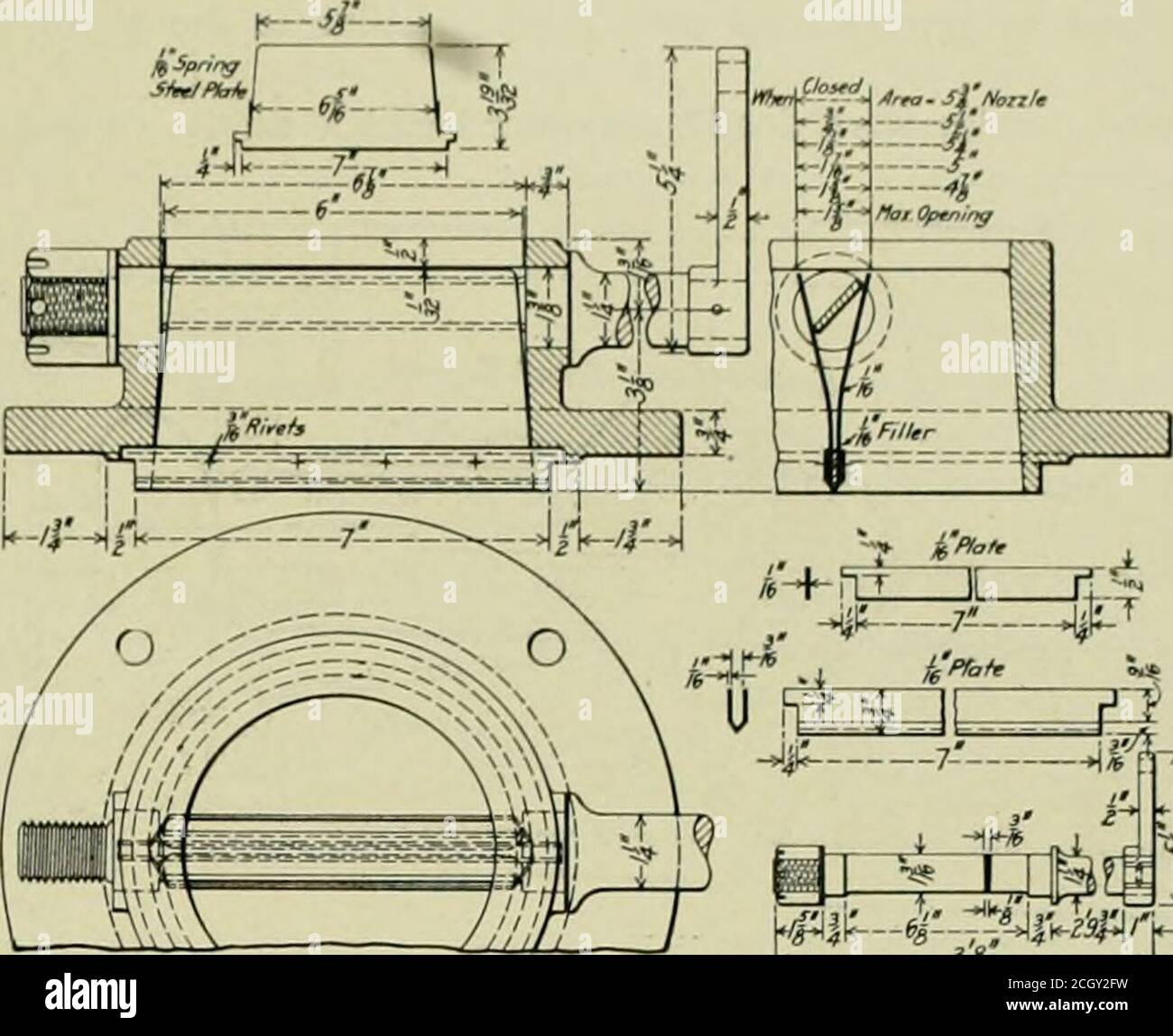 . Amerikanischer Ingenieur. Ich wird nach hinten oder nach vorne durch einen Hebel bewegt, der mit dem Querkopf des Leistungszylinders verbunden ist. Die Bronzemutter wird von vor- oder Rücklauf durch aus dem Zylinderguß getragene Druckblöcke überprüft. Wenn die Sechskantschraube durchläuft und sich vorwärts und rückwärts bewegt, dreht sich die Mutter in eine Richtung oder in die andere Richtung. Wenn die Verriegelungsklinke in eine der Kerben am Rand der Mutter fällt, kann sie sich nicht drehen. Auch kann die Schraube nicht durchgezogen werden, in diesem Fall ist das Getriebe positiv verriegelt und kann nur durch Drücken des Hebels in der Kabine aus der Mittelstellung bewegt werden. Furt Stockfoto
