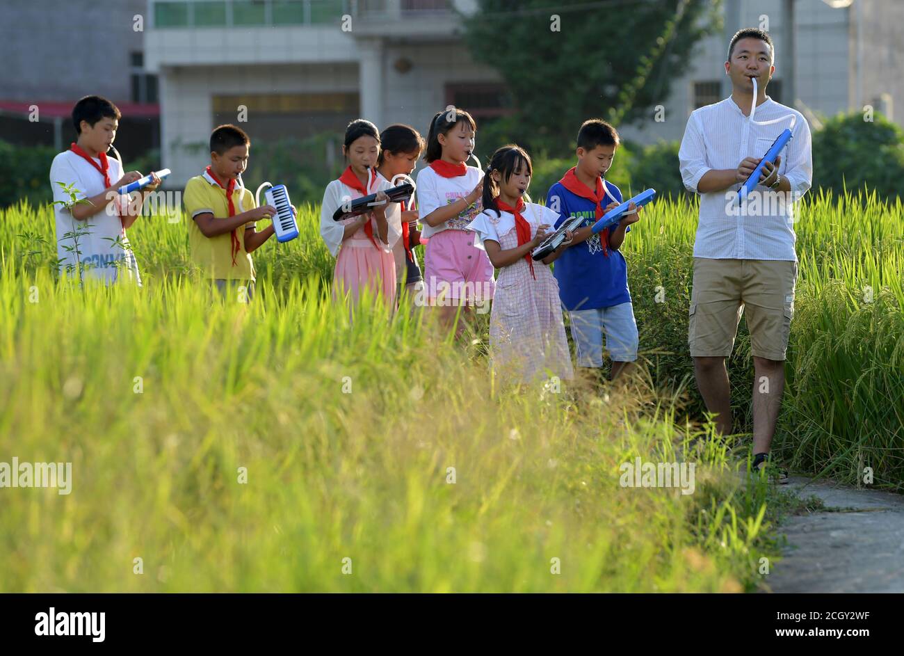 Nanchang, Chinas Provinz Jiangxi. September 2020. Yang Hao (1. R) hält ein wöchentliches Feldtraining für Mitglieder der Melodica-Band der Yantian Primary School in der Gemeinde Gaocun, Bezirk Wanzai, Provinz Jiangxi in Ostchina, am 3. September 2020 ab. UM MIT "Xinhua Headlines: Melodica öffnet Tür der Musikwelt für ländliche Kinder" zu GEHEN.Quelle: Peng Zhaozhi/Xinhua/Alamy Live News Stockfoto