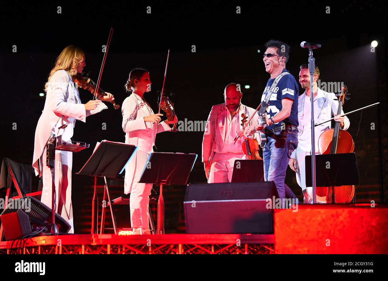 Edoardo Bennato e il quartetto d'archi während Edoardo Bennato - Beauty Festival, Musical, Verona, Italien, 12 Sep 2020 Stockfoto