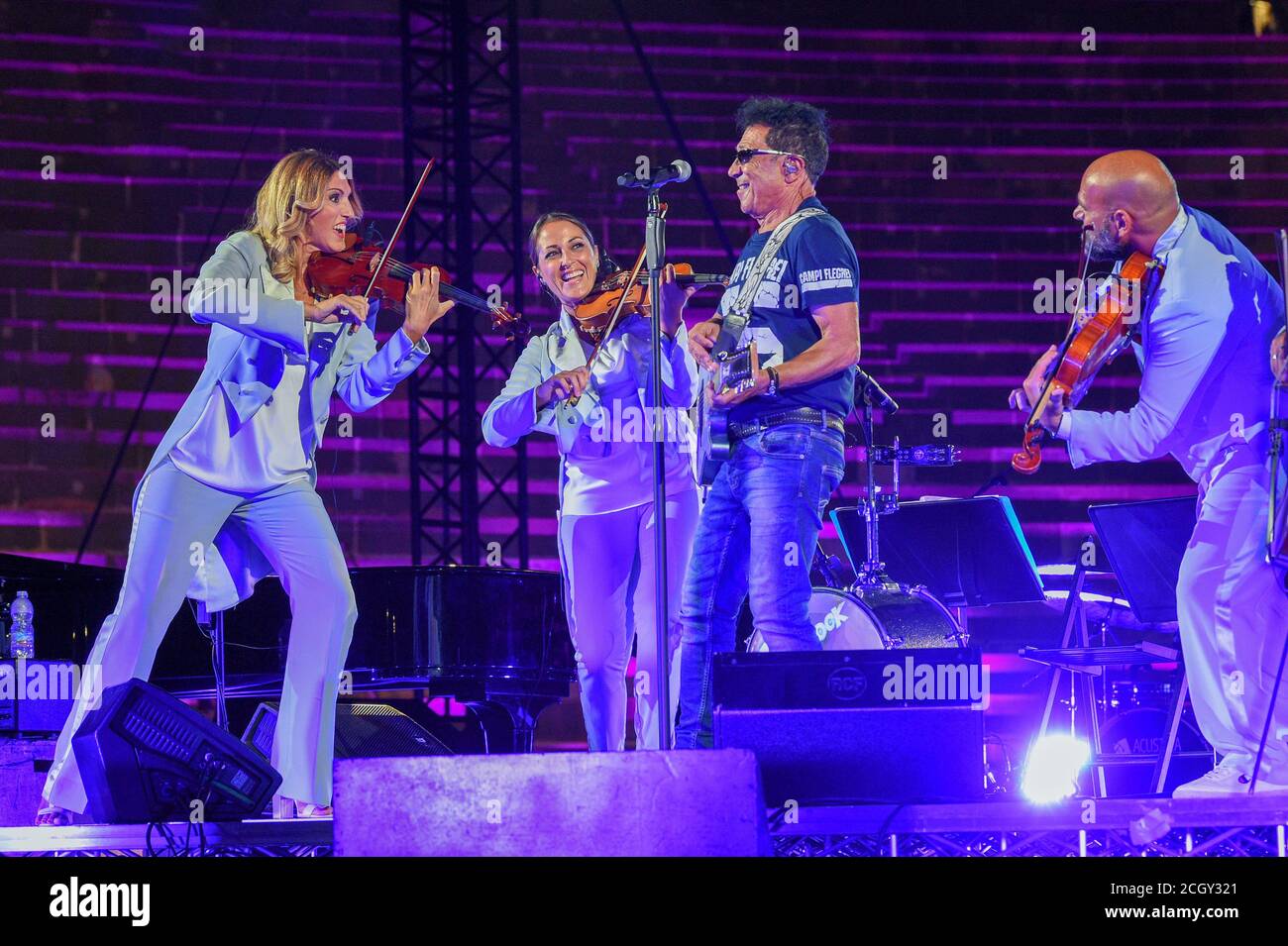 Edoardo Bennato e il quartetto d'archi während Edoardo Bennato - Beauty Festival, Musical, Verona, Italien, 12 Sep 2020 Stockfoto