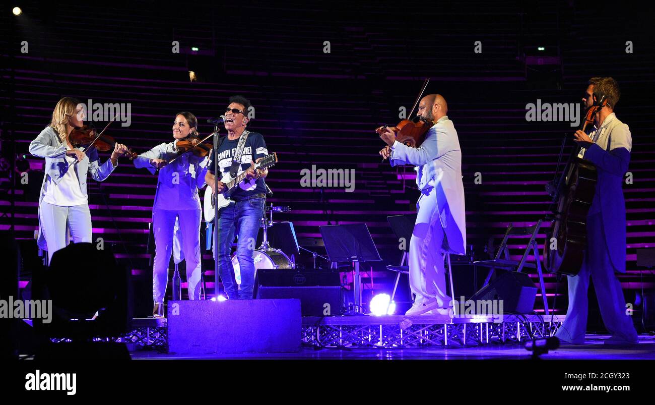 Edoardo Bennato e il quartetto d'archi während Edoardo Bennato - Beauty Festival, Musical, Verona, Italien, 12 Sep 2020 Stockfoto