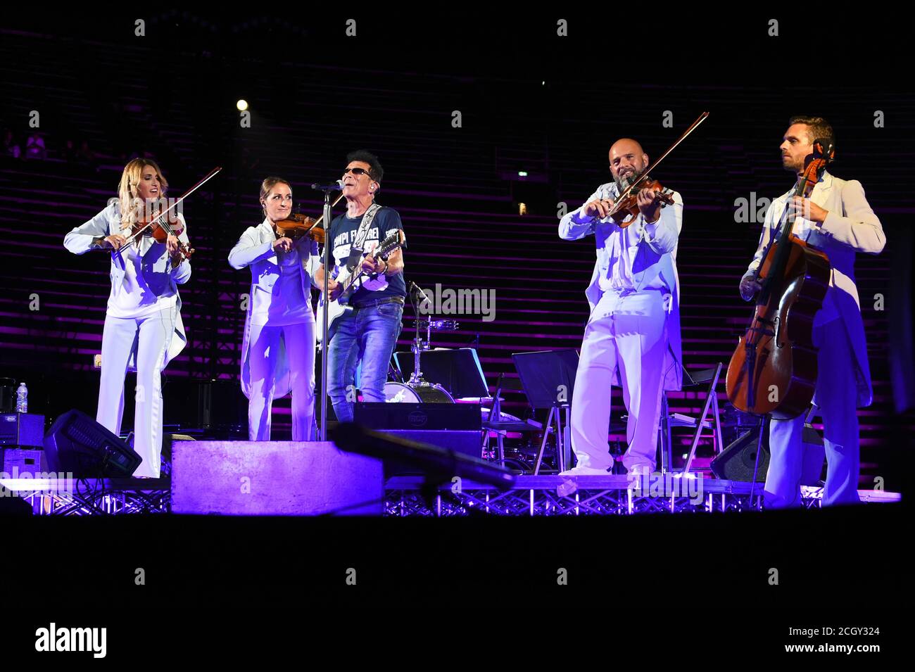 Edoardo Bennato e il quartetto d'archi während Edoardo Bennato - Beauty Festival, Musical, Verona, Italien, 12 Sep 2020 Stockfoto