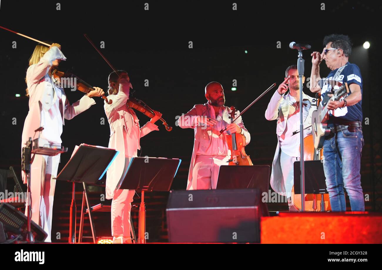 Edoardo Bennato e il quartetto d'archi während Edoardo Bennato - Beauty Festival, Musical, Verona, Italien, 12 Sep 2020 Stockfoto