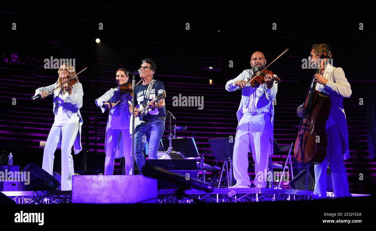 Edoardo Bennato e il quartetto d'archi während Edoardo Bennato - Beauty Festival, Musical, Verona, Italien, 12 Sep 2020 Stockfoto