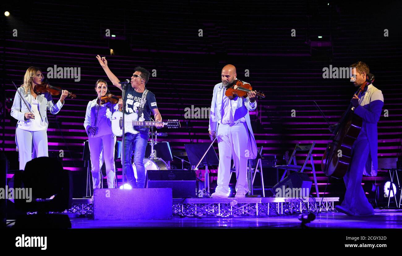 Edoardo Bennato e il quartetto d'archi während Edoardo Bennato - Beauty Festival, Musical, Verona, Italien, 12 Sep 2020 Stockfoto