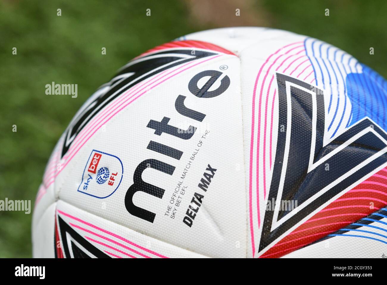 Der offizielle Spielball der Sky Bet EFL, der Mitre Delta Max Fußball Stockfoto