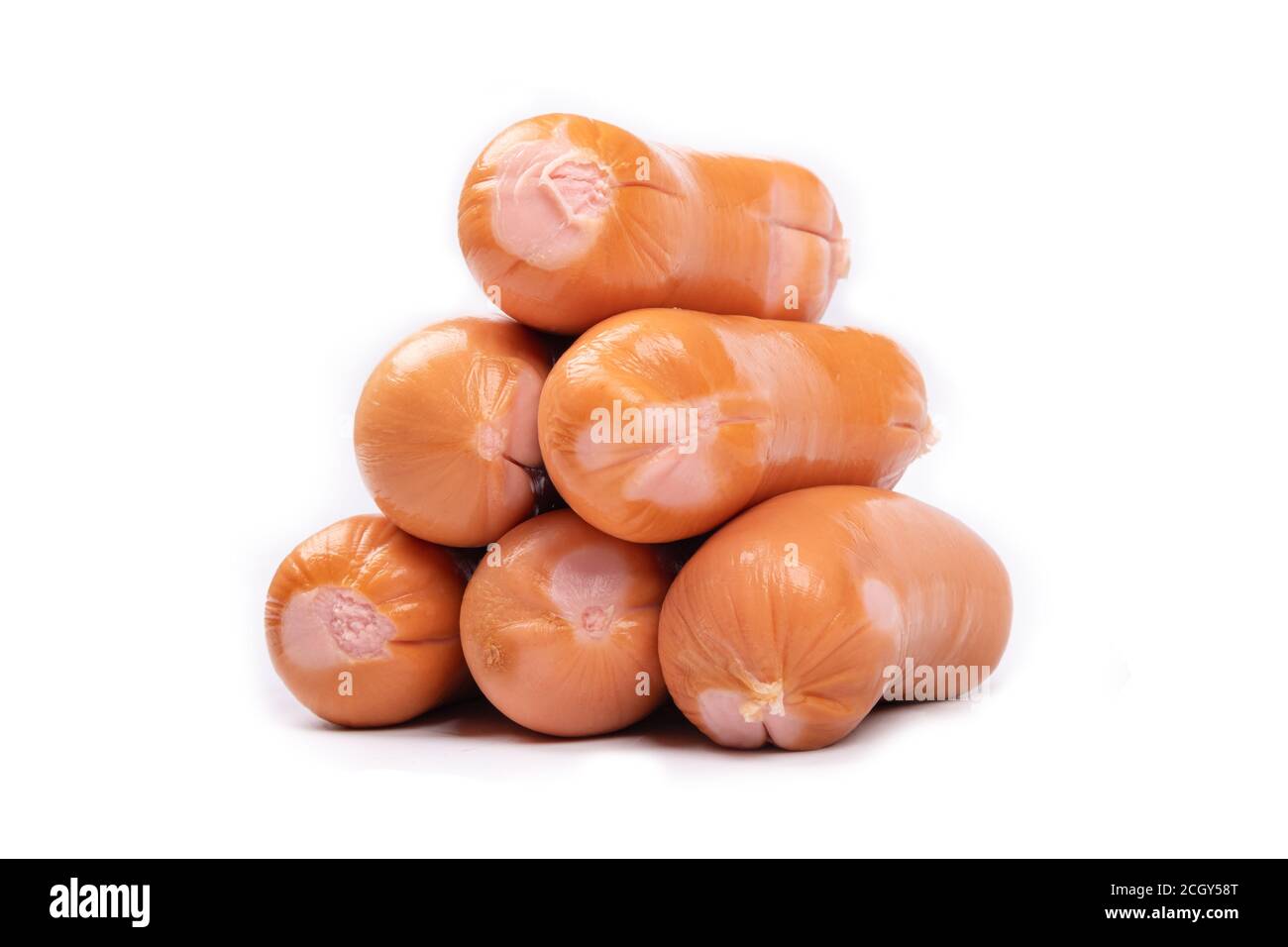 Geräucherte Würste Pyramide isoliert auf weißem Hintergrund. Stockfoto