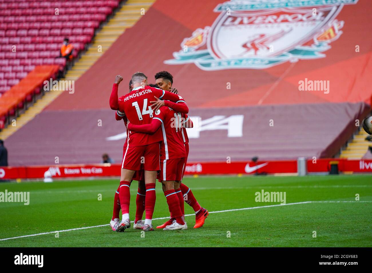 Liverpool-Stürmer Mohamed Salah (11) punktet am Strafpunkt Und feiert die Partitur 1-0 während der englischen machen championship Premier League Stockfoto