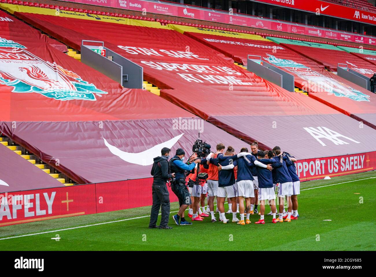 Leeds United Huddle Aufwärmen während der englischen Meisterschaft Premier League Fußballspiel zwischen Liverpool und Leeds United am 12. September 2020 Stockfoto