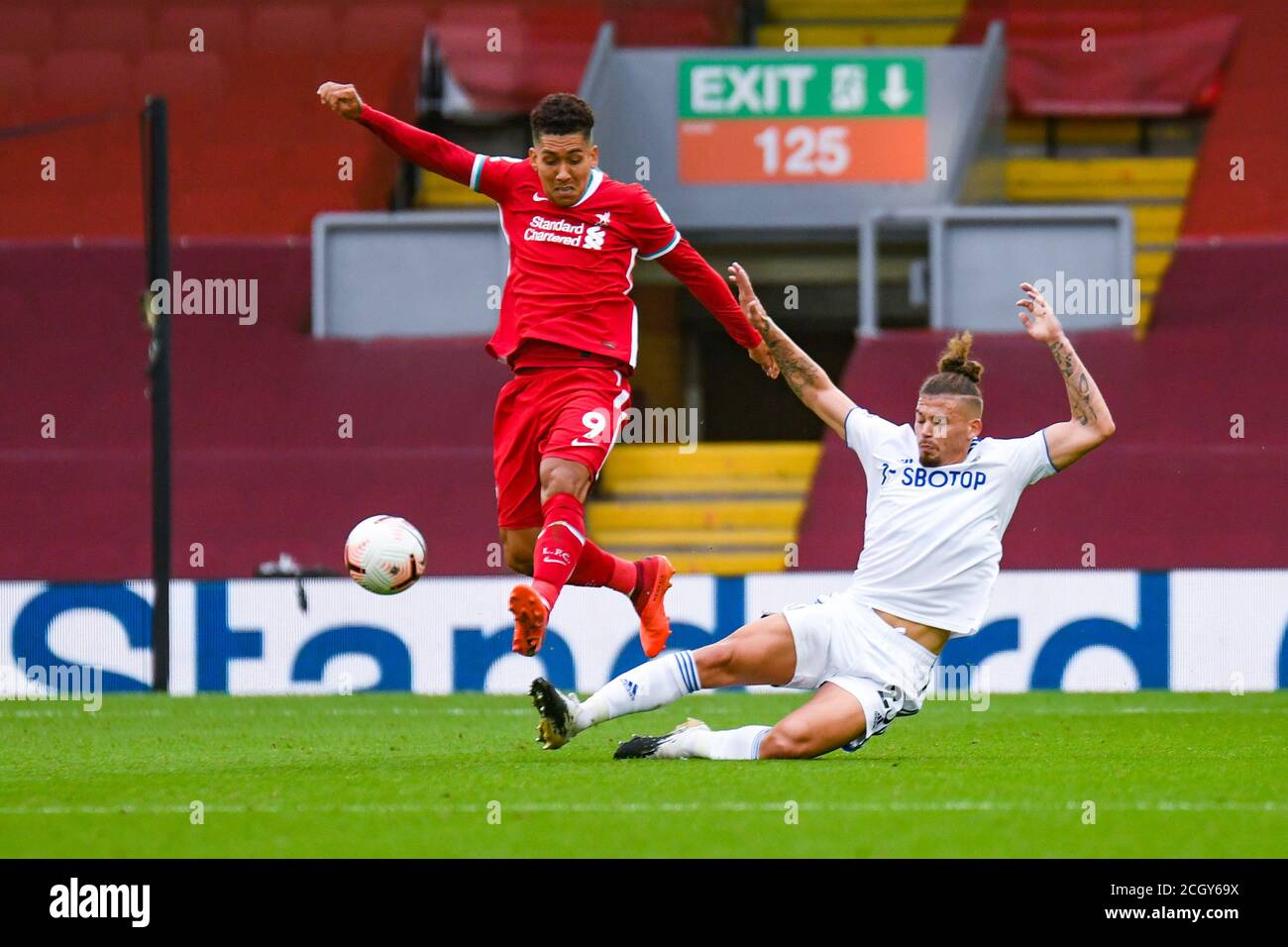 Leeds United Mittelfeldspieler Kalvin Phillips (23) tagt Liverpool-Stürmer Roberto Firmino (9) während der englischen Meisterschaft Premier League Fußballmatte Stockfoto