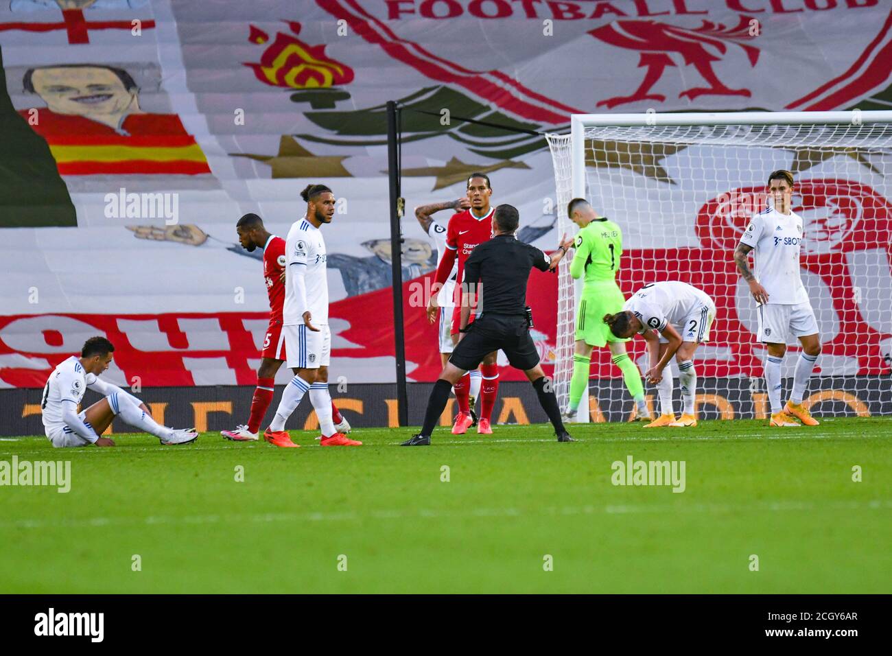 Leeds United Spieler reagieren auf Liverpool zweiten Elfmeter von vergeben Michael Oliver (Schiedsrichter) während der englischen Meisterschaft Premier League Fußball Mat Stockfoto