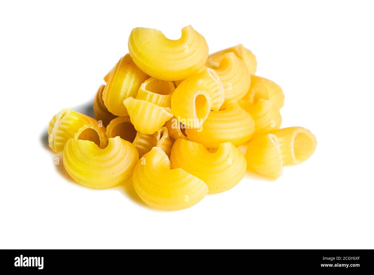 Roh roh trocken italienische Gomiti Pasta Ellenbogen Macaroni auf weiß Hintergrund Stockfoto