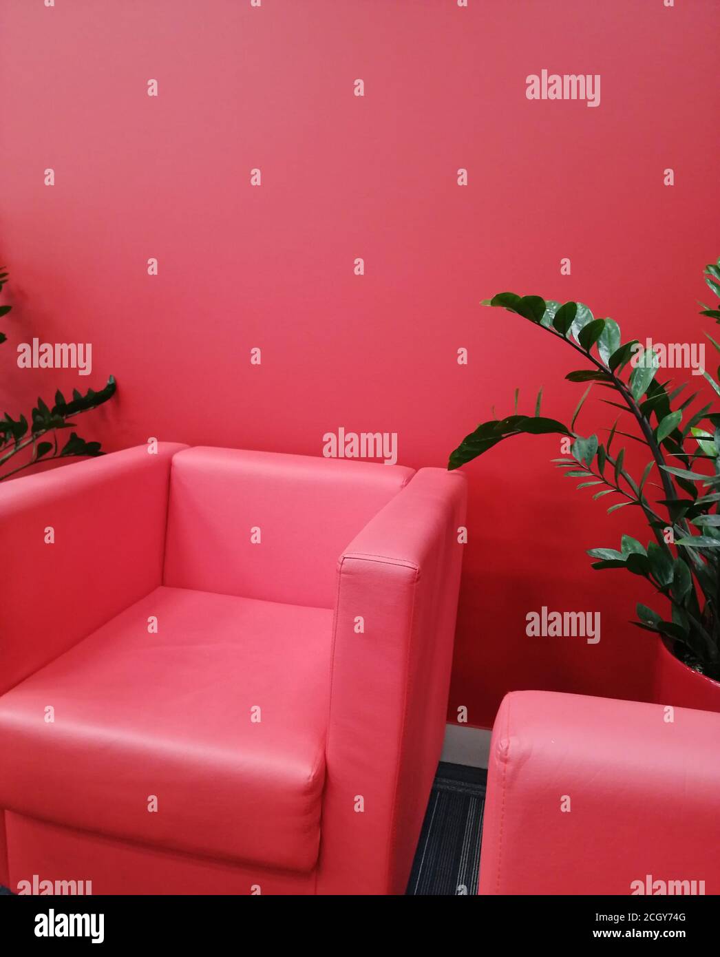 Verschwommener Hintergrund Teil des Inneren roten Stuhl gegen eine rote Wand, Platz für Text Stockfoto