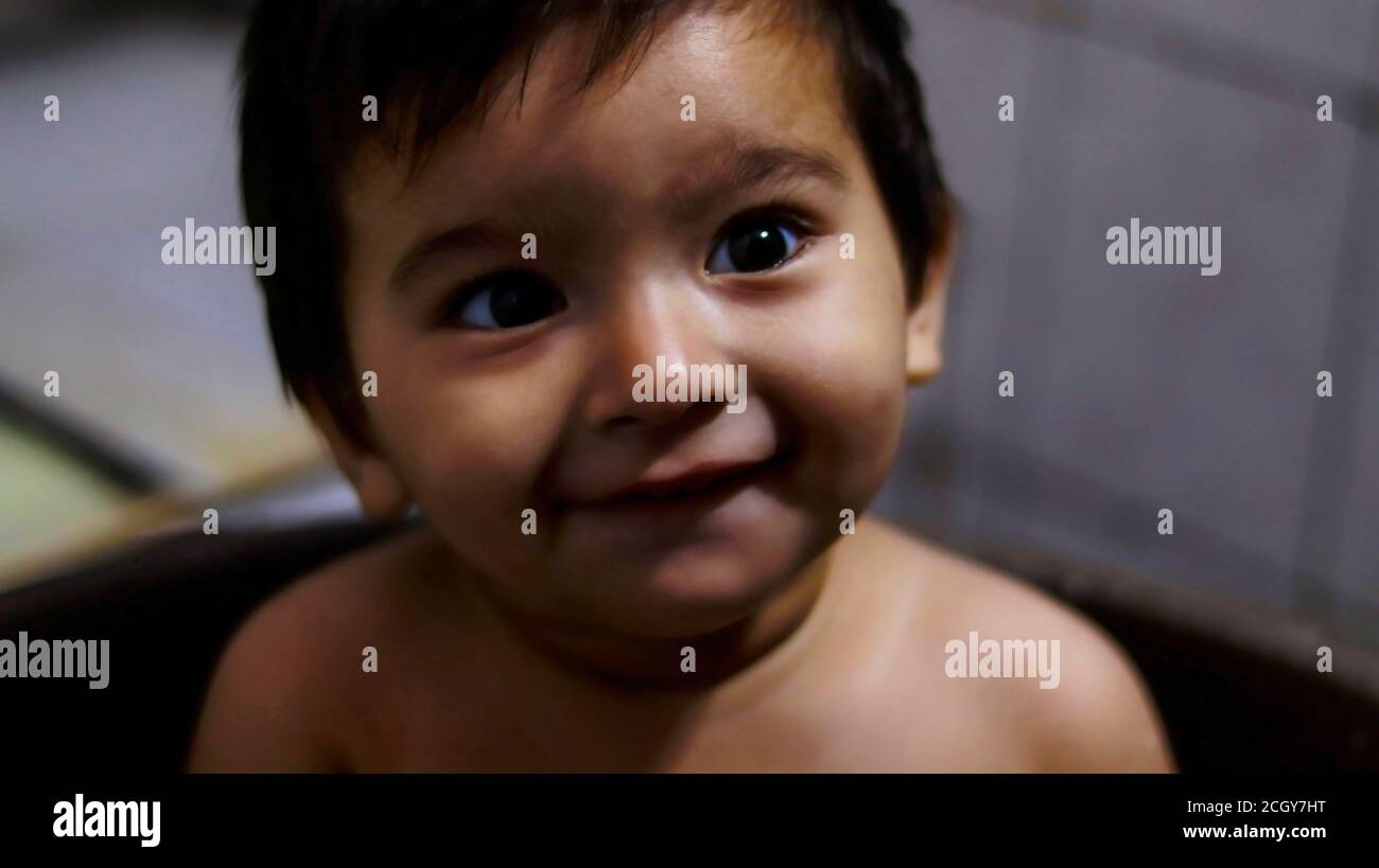 Nahaufnahme Bild von niedlichen Baby Junge lächeln. Lärm zu künstlerischen Blick. Stockfoto