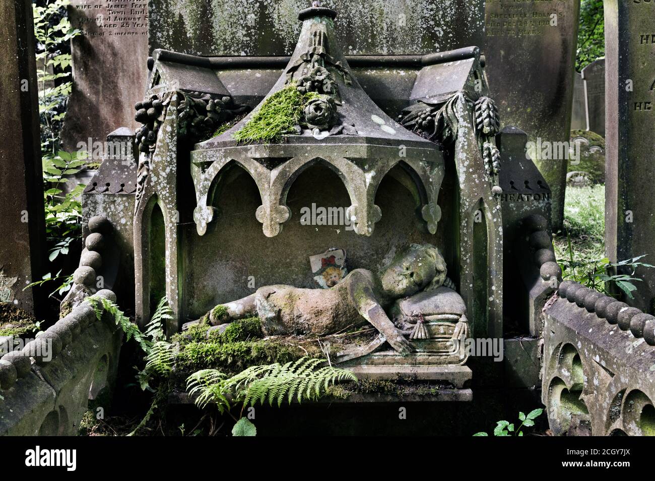 Viktorianische Grabdenkmäler in Haworth Churchyard, West Yorkshire, Großbritannien Stockfoto