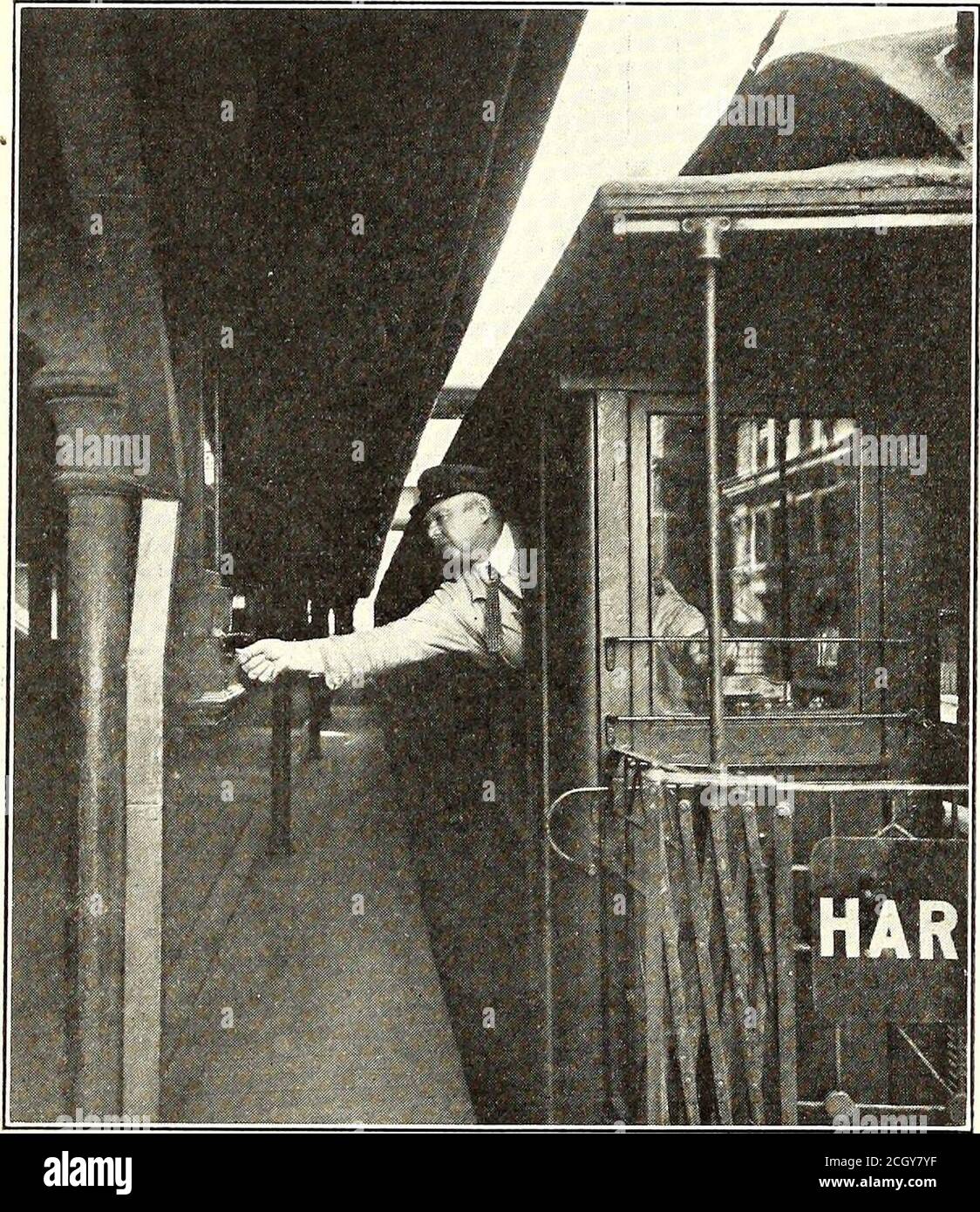 . Elektrische Eisenbahn Zeitschrift . m. 548 ELECTRIC RAILWAY JOURNAL [VOL. XLIII, Nr. 10. Und kam am Rathaus 8:26 Uhr, die tatsächliche Laufzeit war achtundvierzig Minuten. Auf seinem vierten Lauf heleft City Hall um 10:58 Uhr und erreichte Bronx Park um 11:46%, die tatsächliche Laufzeit in diesem Fall bei achtundvierzig und eine halbe Minuten. Die Karte zeigt auch, dass sein fünfter Lauf nicht vor 16:32 Uhr gemacht wurde, zu dieser Zeit verließ er die 106th Street und kam in City Hallat 4:58 an, die Laufzeit betrug sechsundzwanzig Minuten.die unterstrich Zahlen auf dem Rekord zeigen P. m.time an. Eine der Halbtonansichten zeigt, wie eine Hebelhöhe Stockfoto