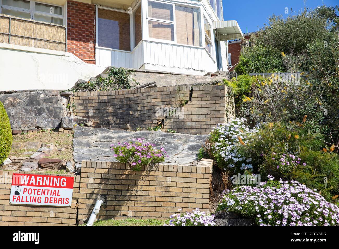 Große australische Heimat mit Anzeichen von Siedlung und Absenkung ist Es gab Schilder, die vor herunterfallenden Trümmern warnen, Whale Beach Sydney, Australien Stockfoto