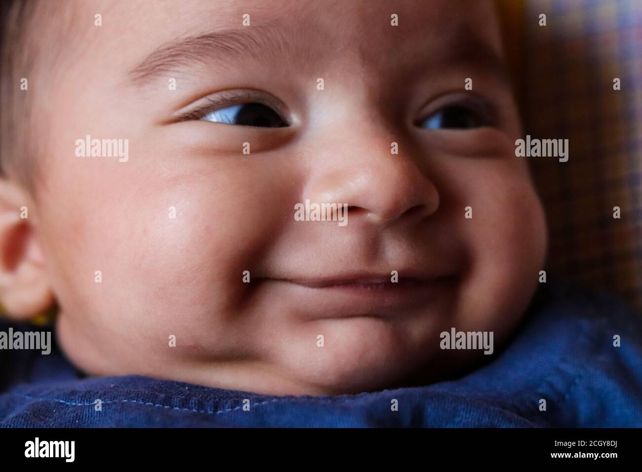 Nahaufnahme von niedlichen Baby Junge lächeln. Selektive Fokus. Lärm zu künstlerischen Look. Stockfoto