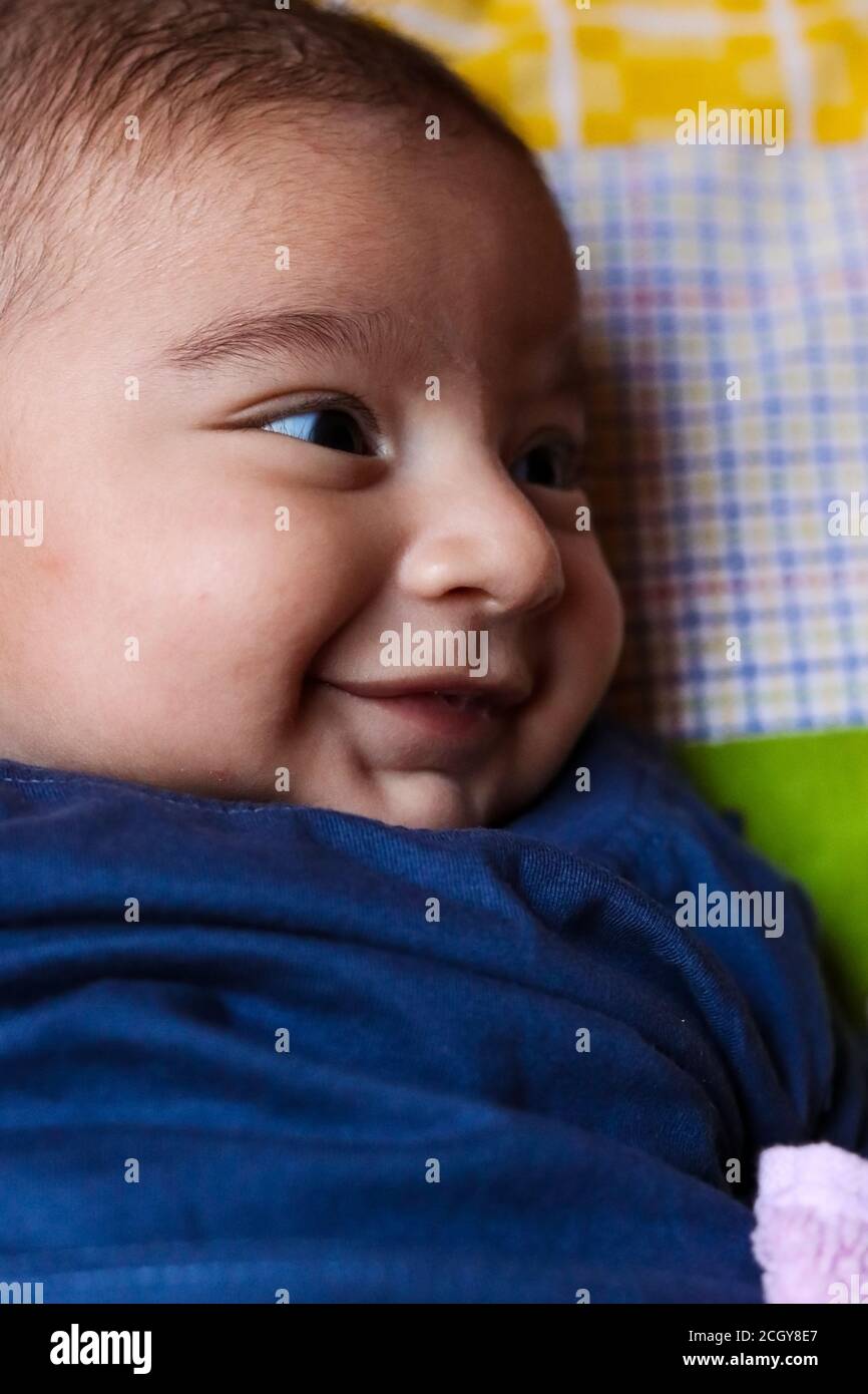 Nahaufnahme von niedlichen Baby Junge lächeln. Selektive Fokus. Lärm zu künstlerischen Look. Stockfoto
