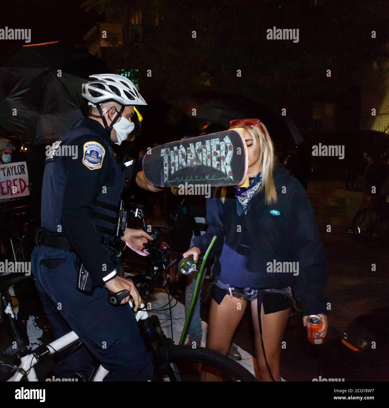 Washington, DC, USA, 12. September 2020. Im Bild: Protestierende beim FTP-Marsch mit Schildern und Schirmen vor einem Restaurant. Der FTP-Marsch lenkt die Aufmerksamkeit auf und verteidigt die Rechte von LGBTQ-Amerikanern, farbigen Menschen und Frauen. Kredit: Allison C Bailey/Alamy Stockfoto