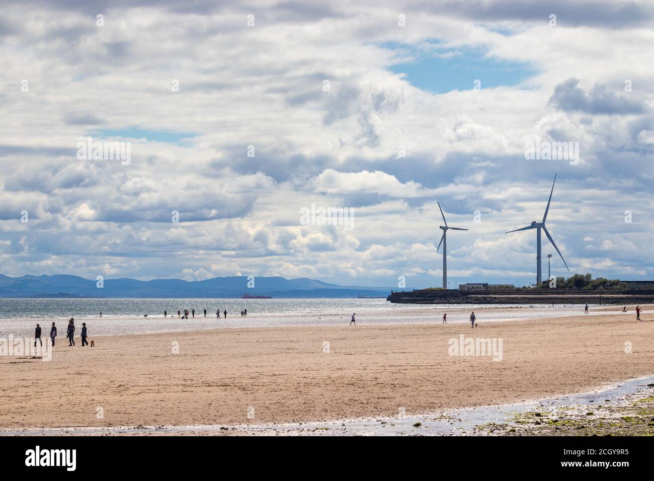 Menschen genießen einen heißen Tag am Leven Beach entlang des Fife Coastal Path, Fife, Schottland. Stockfoto