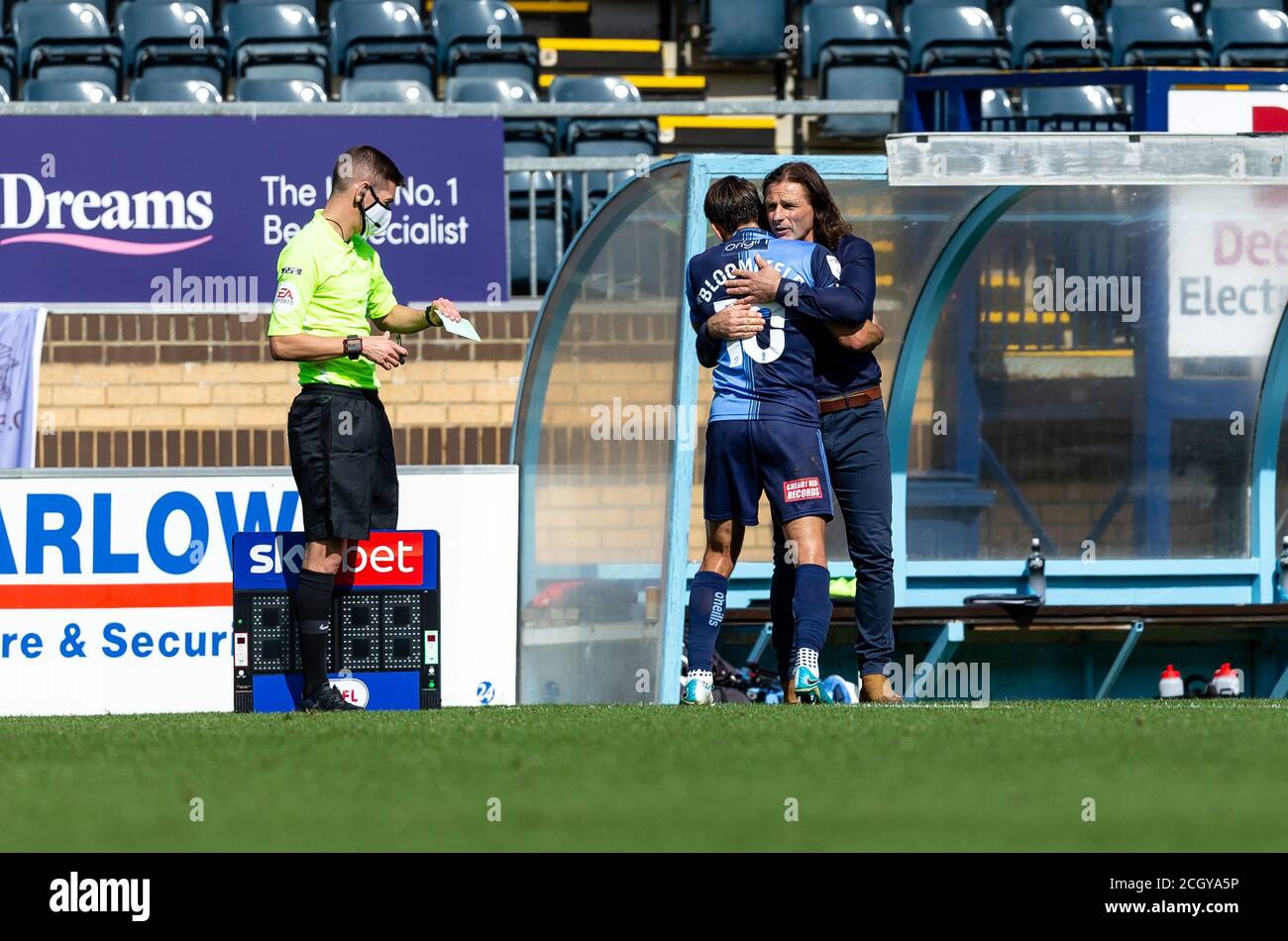 Kapitän Matt Bloomfield von Wycombe Wanderers erhält eine Umarmung von Wycombe Wanderers Manager Gareth Ainsworth, nachdem er während des Sky Bet Championship-Spiels zwischen Wycombe Wanderers und Rotherham United am 12. September 2020 im Adams Park, High Wycombe, England, ersetzt wurde. Foto von Liam McAvoy. Stockfoto