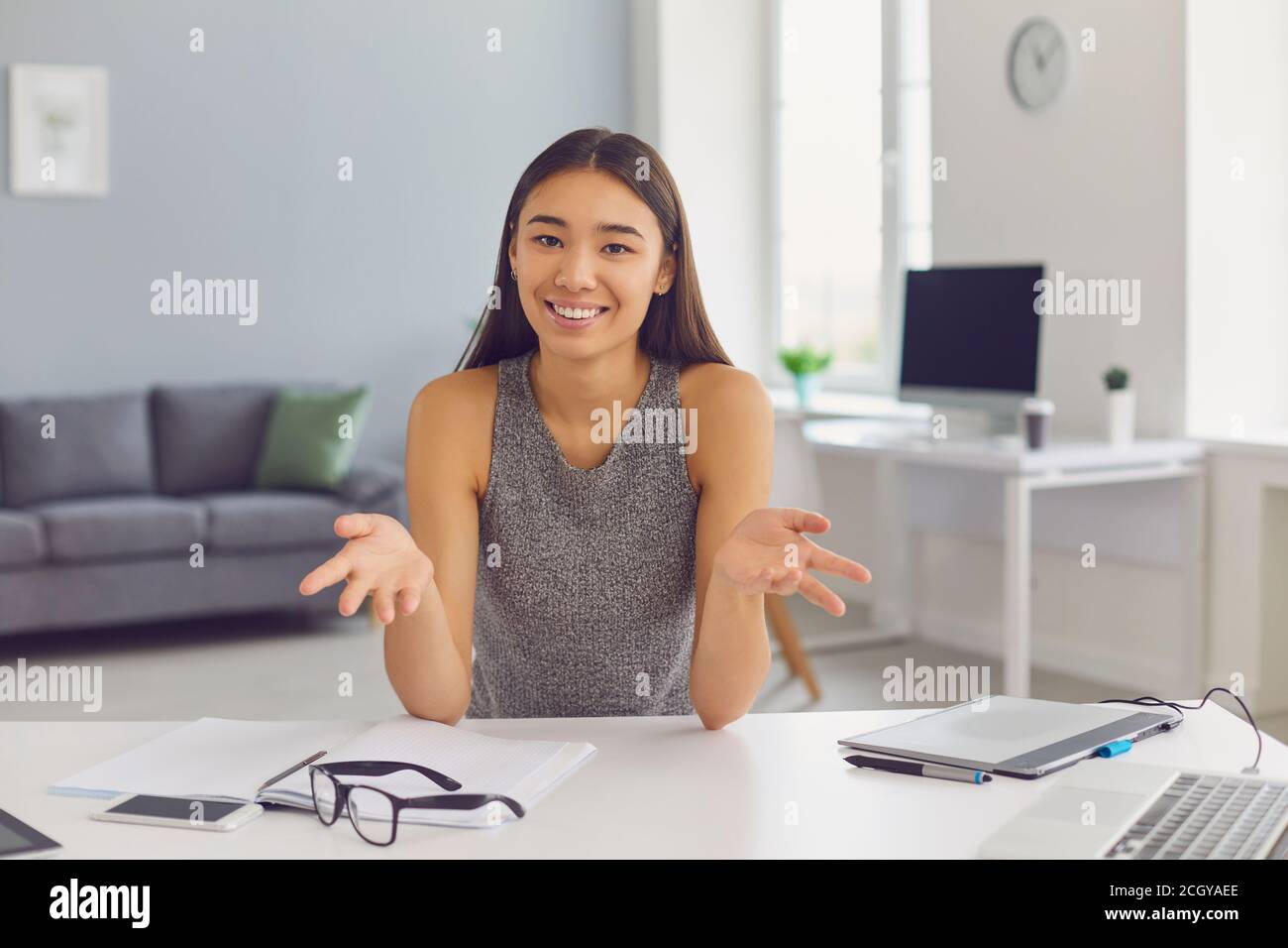 Lächelnd moderne weibliche Lebenscoach oder vlogger Erfahrung in teilen Online-Video-Meeting Stockfoto