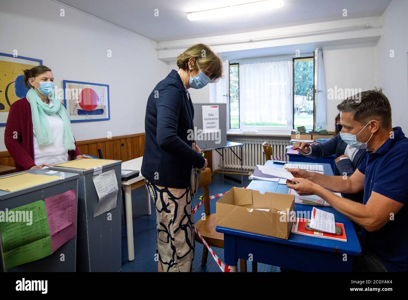 Köln, Deutschland. September 2020. Henriette Reker (unabhängig), Oberbürgermeisterin von Köln, kommt zum Wahllokal, um für die Kommunalwahlen zu stimmen. Am Sonntag begannen die Kommunalwahlen in Nordrhein-Westfalen. Rund 14 Millionen Wahlberechtigte sind aufgerufen, für Bürgermeister, oberbürgermeister, Kreisräte und die Räte der lokalen Parlamente zu stimmen. Quelle: Marius Becker/dpa/Alamy Live News Stockfoto