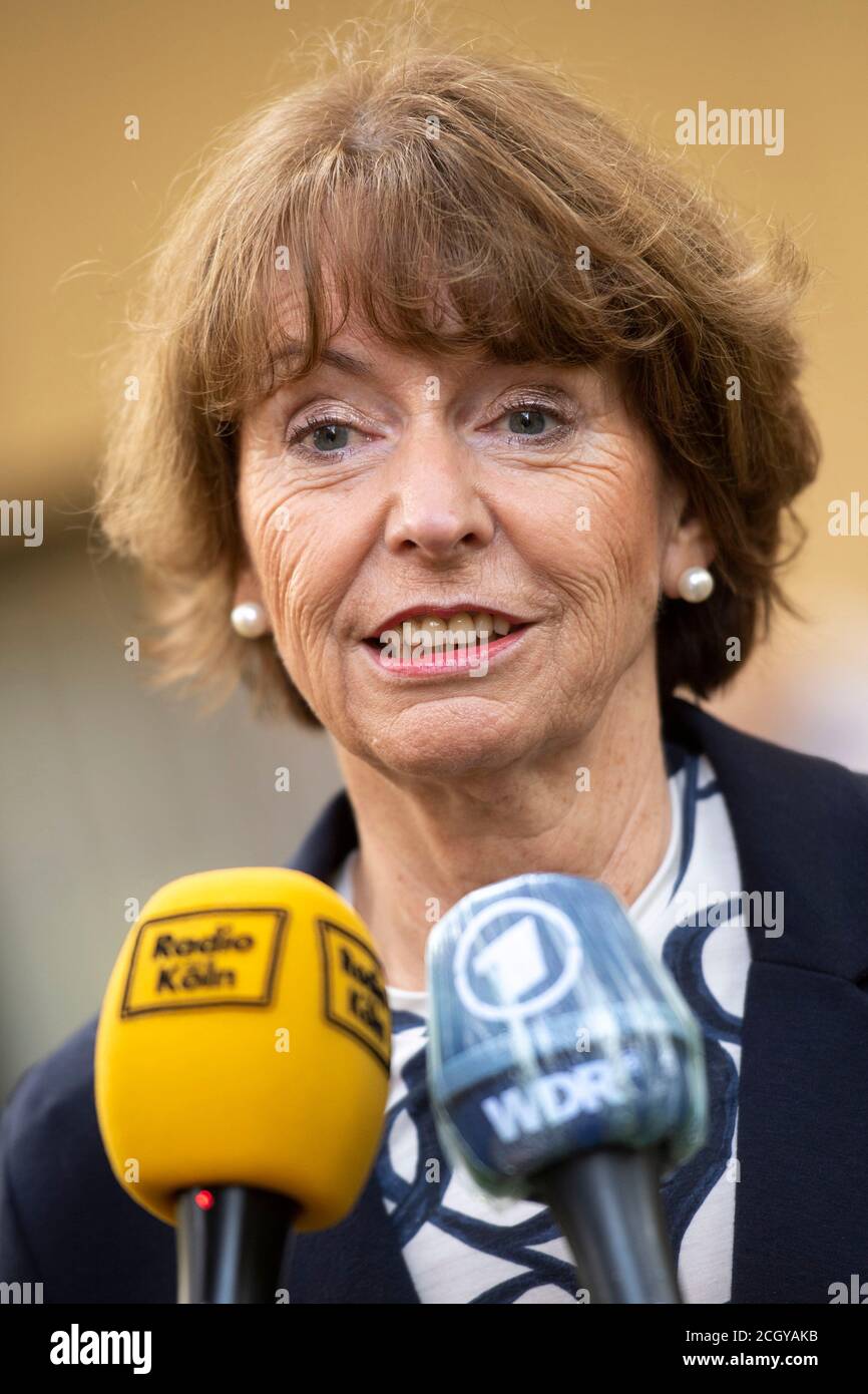 Köln, Deutschland. September 2020. Henriette Reker (unabhängig), Oberbürgermeisterin von Köln, gibt vor dem Wahllokal eine Presseerklärung ab. Am Sonntag begannen die Kommunalwahlen in Nordrhein-Westfalen. Rund 14 Millionen Wahlberechtigte sind aufgerufen, über Bürgermeister, oberbürgermeister, Kreisräte und die Räte der lokalen Parlamente abzustimmen. Quelle: Marius Becker/dpa/Alamy Live News Stockfoto