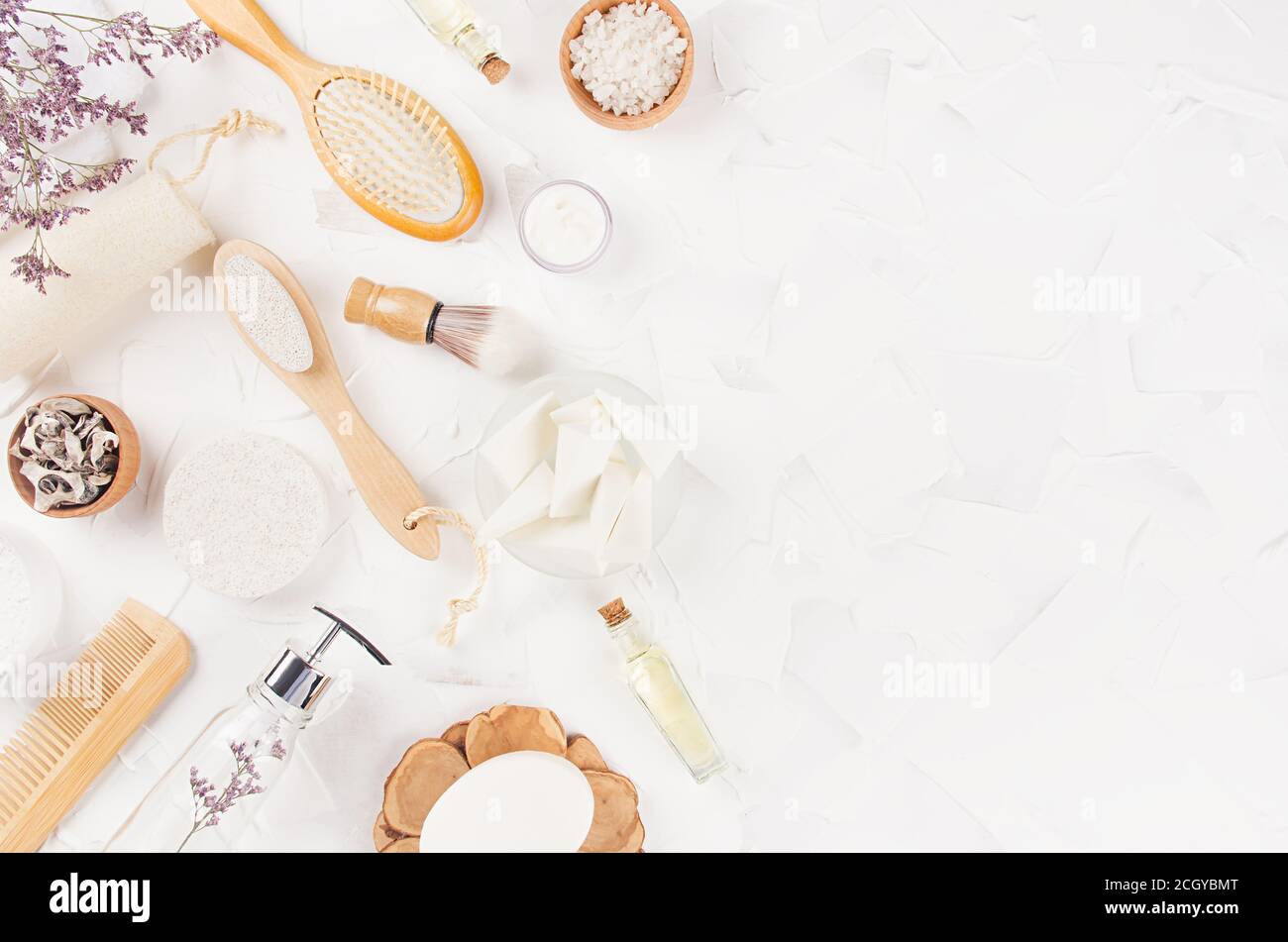Elegante Öko Accessoires für Aromatherapie, Massage mit Kosmetikprodukten, Parfüm, ätherisches Öl, trockene Kräuter auf hellweißem Hintergrund, Draufsicht, Stockfoto