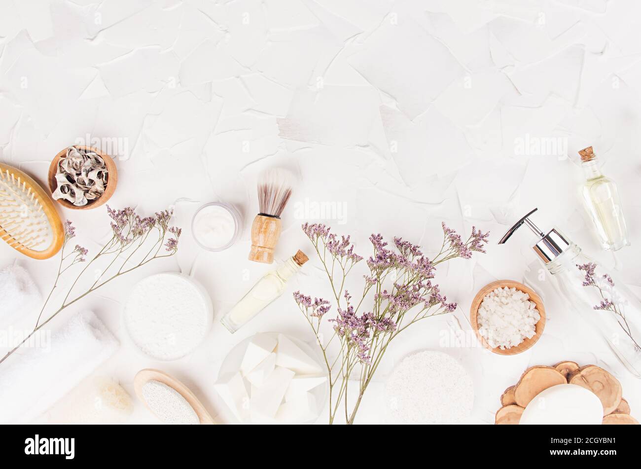 Elegante Öko Accessoires für Aromatherapie, Massage mit Kosmetikprodukten, Parfüm, ätherisches Öl, trockene Kräuter auf hellweißem Hintergrund, Draufsicht, Stockfoto