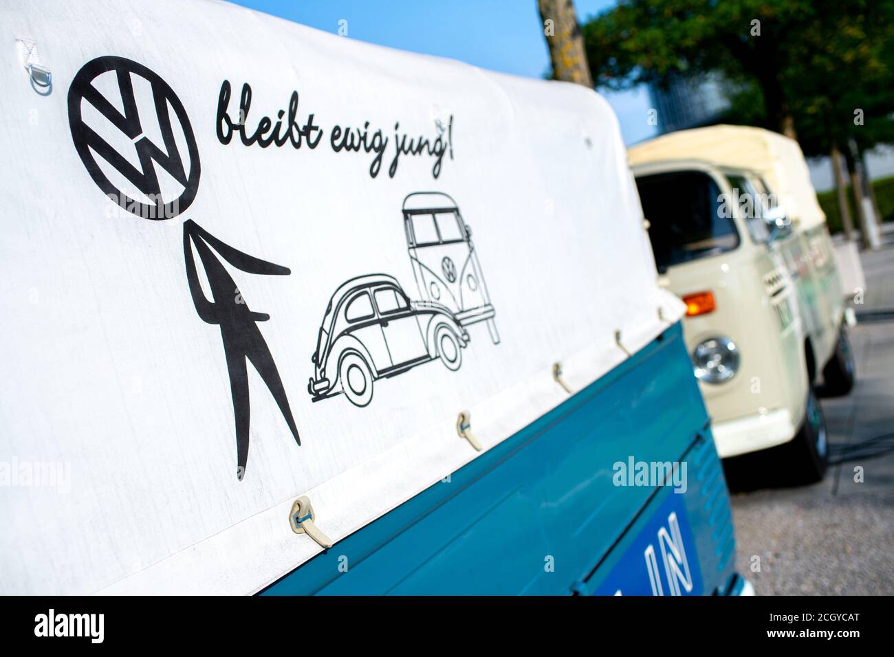 Wolfsburg, Deutschland. September 2020. Ein historischer Volkswagen T1 Tieflader mit der Aufschrift 'VW bleibt ewig jung!' Auf der Plane steht vor dem Eingang der Autostadt. Quelle: Hauke-Christian Dittrich/dpa/Alamy Live News Stockfoto